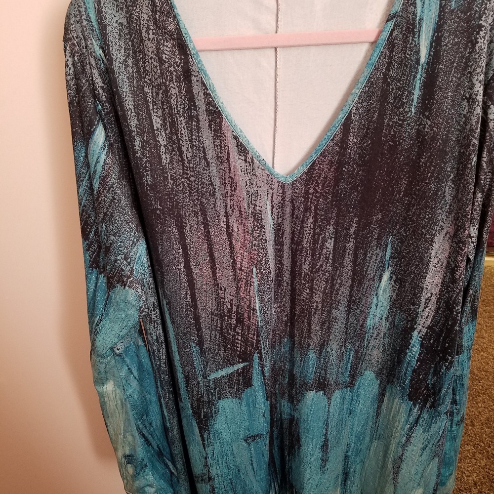 Tunic length top. Slightly flared sleeves at elbow